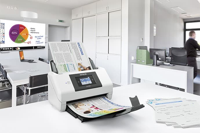 Escáner Epson DS-780N digitalizando documentos en una oficina