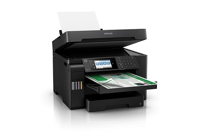 Epson EcoTank L15150 vista en ángulo con impresión A3 en la bandeja de salida