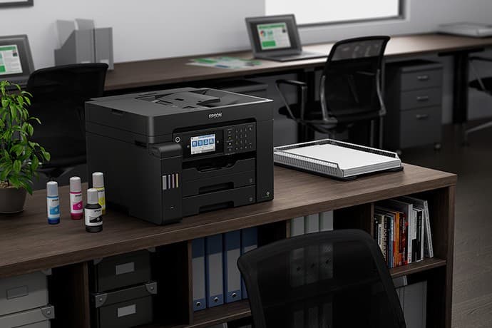 Epson EcoTank L15150 en uso sobre un escritorio de oficina