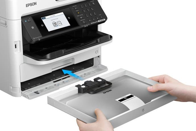 Epson WorkForce Pro WF-M5799 colocación del pack de tinta en la bandeja