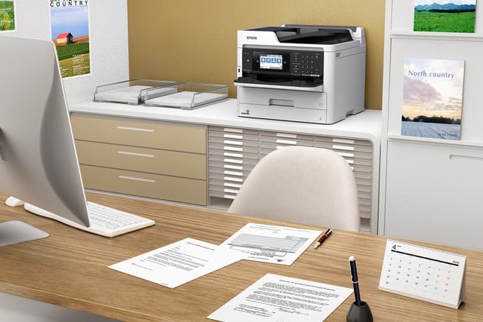 Epson WorkForce Pro WF-M5799 sobre un escritorio de oficina