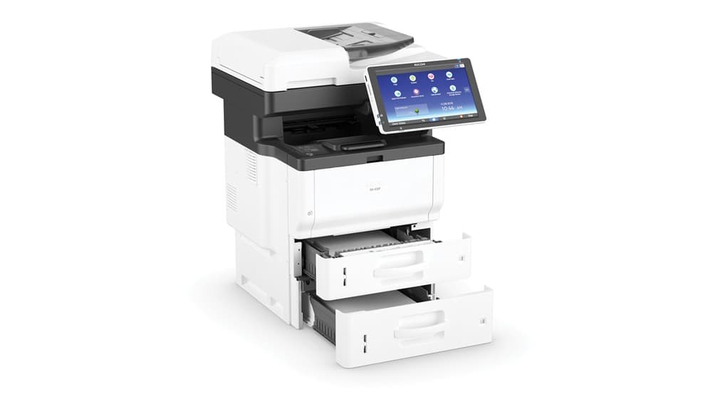 Ricoh IM 430F vista en ángulo con bandejas de papel abiertas