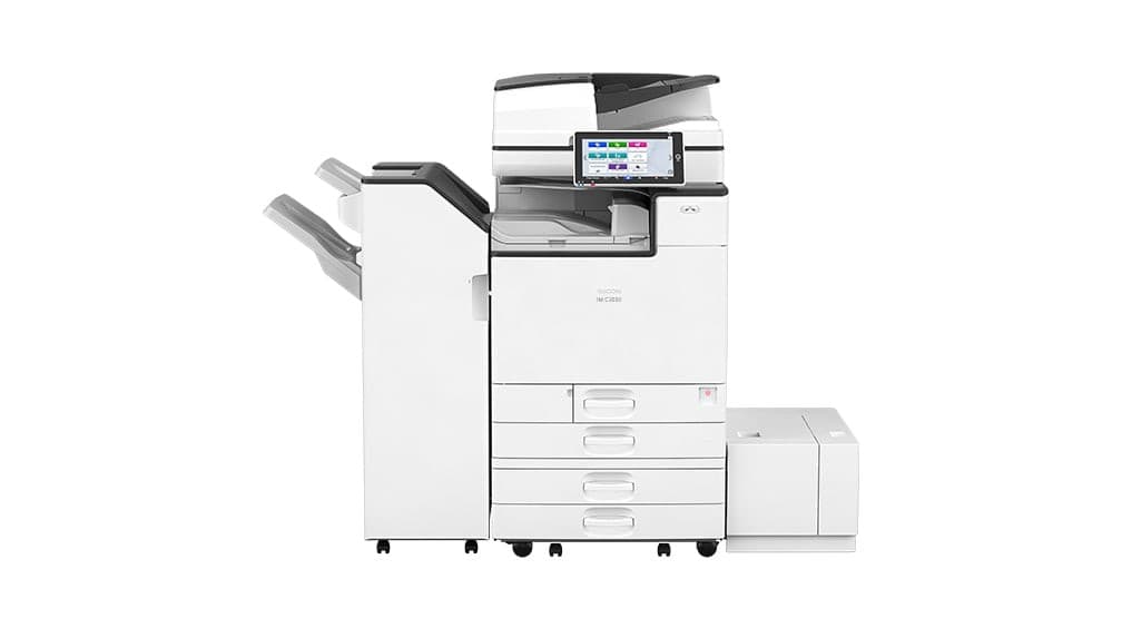 Ricoh IM C3000 con finalizador y bandeja de gran capacidad opcionales