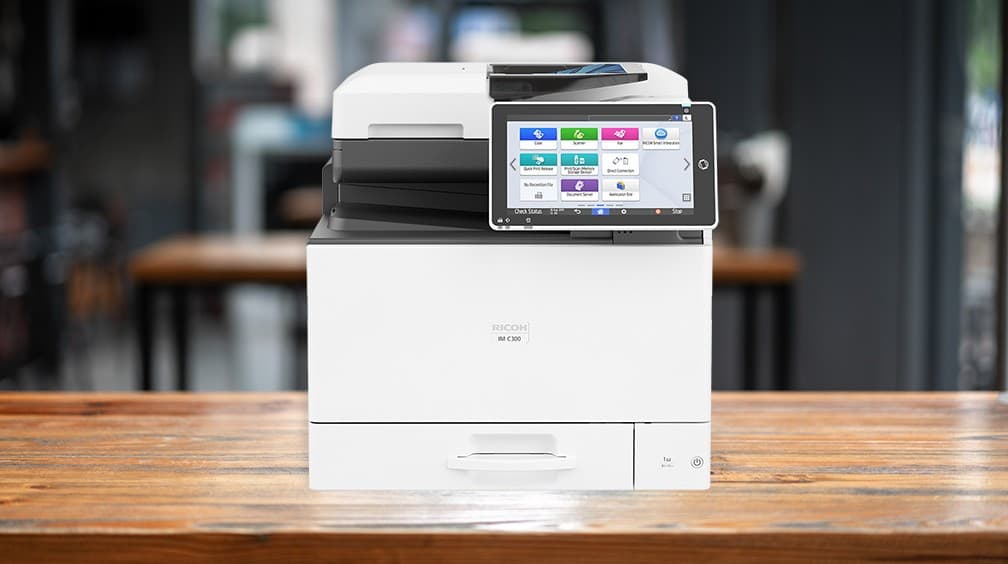 Ricoh IM C300F sobre una mesa en la oficina