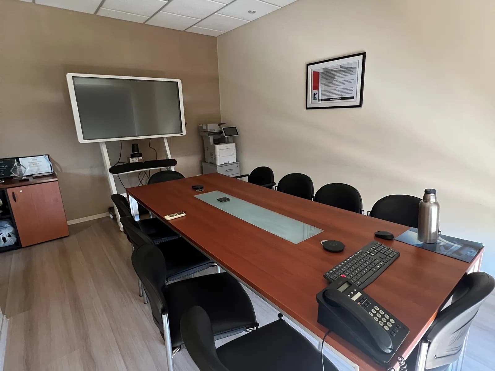 Mesa para 20 personas y pantalla interactiva