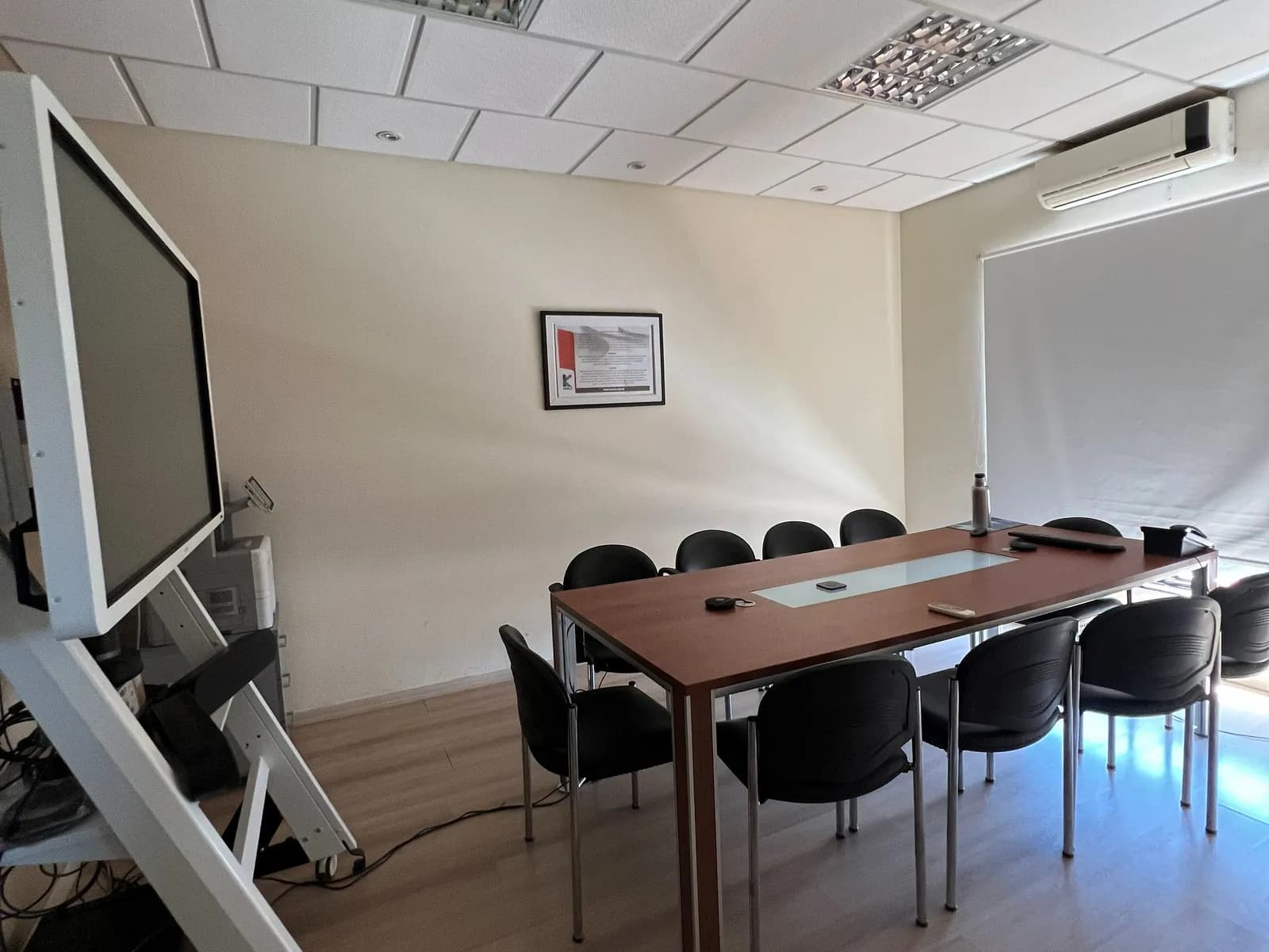 Pantalla interactiva con cámara para videoconferencia
