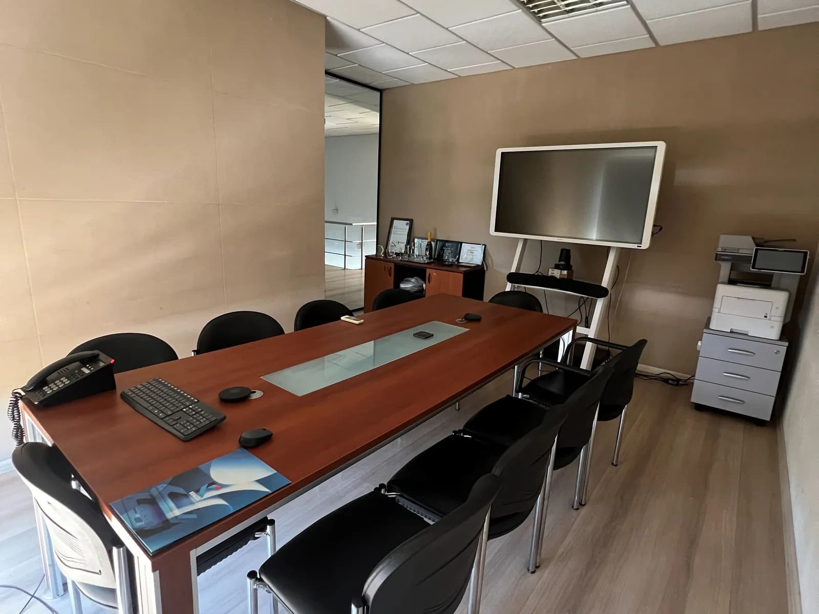 Servicio de cafetería y conectividad en la mesa