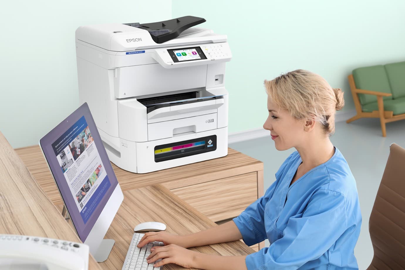 Epson WorkForce Pro EM-C8100 en uso en un consultorio