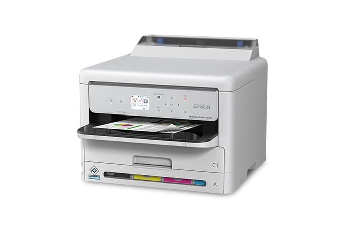 Epson WorkForce Pro WF-C5390 vista lateral con impresiones en la bandeja de salida