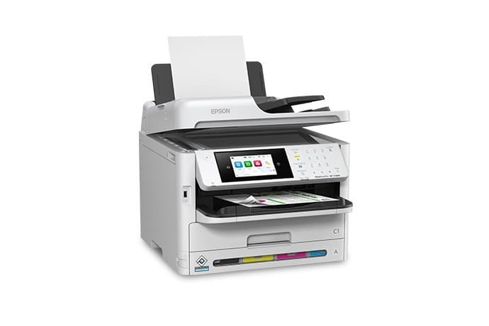 Epson WorkForce Pro WF-C5890 vista en ángulo izquierdo con papel cargado