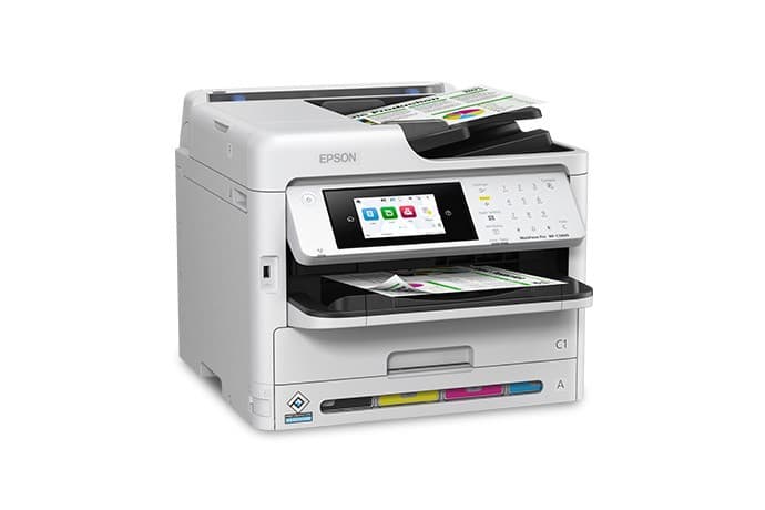Epson WorkForce Pro WF-C5890 vista en ángulo derecho con impresiones en la bandeja de salida